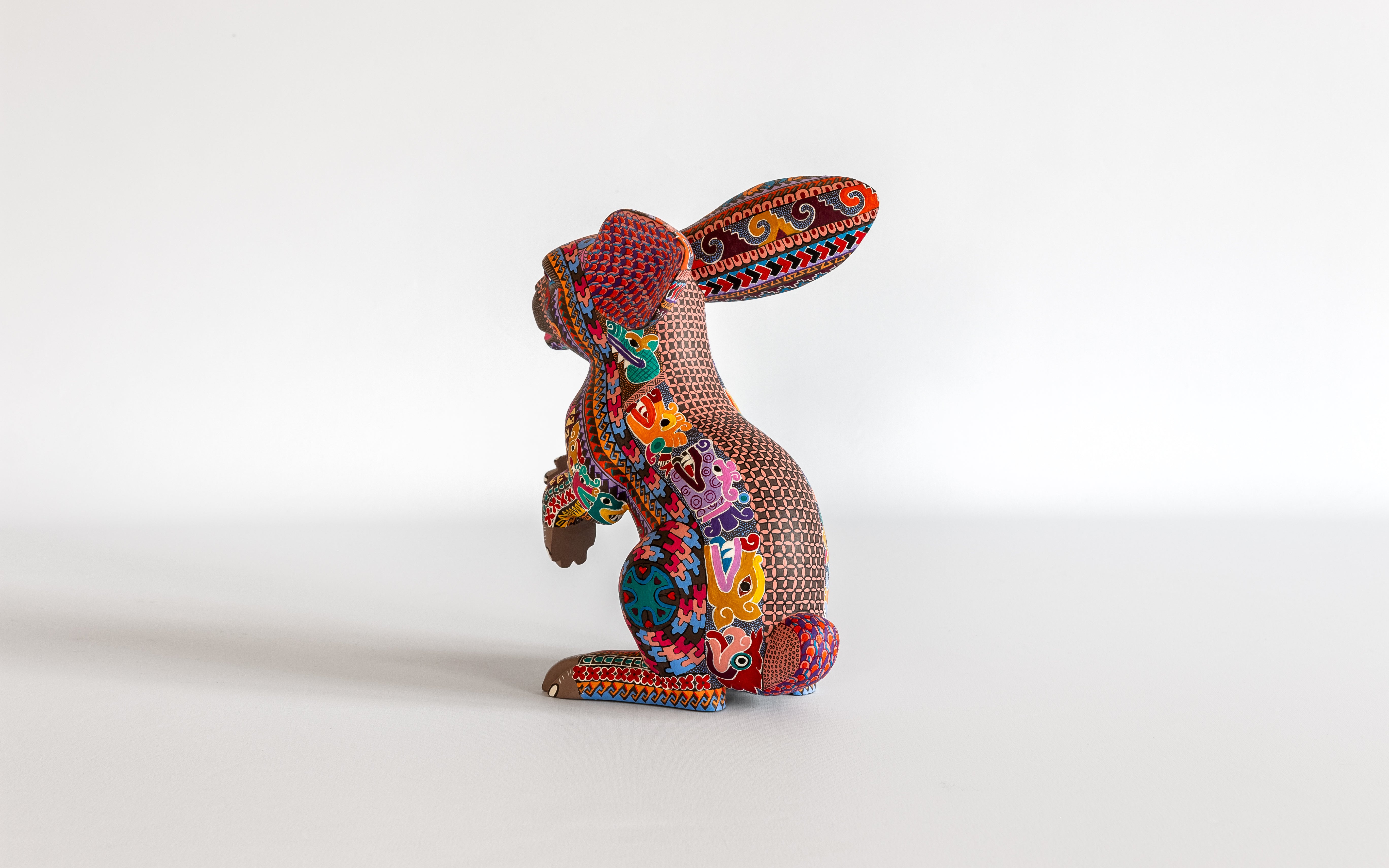 Kaninchen mit zapothekischen Mustern bemalt von Bertha Cruz Morales