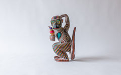Affe mit Eis bunt bemalt , Kunsthandwerk aus Oaxaca, in bunten Mustern bemalt