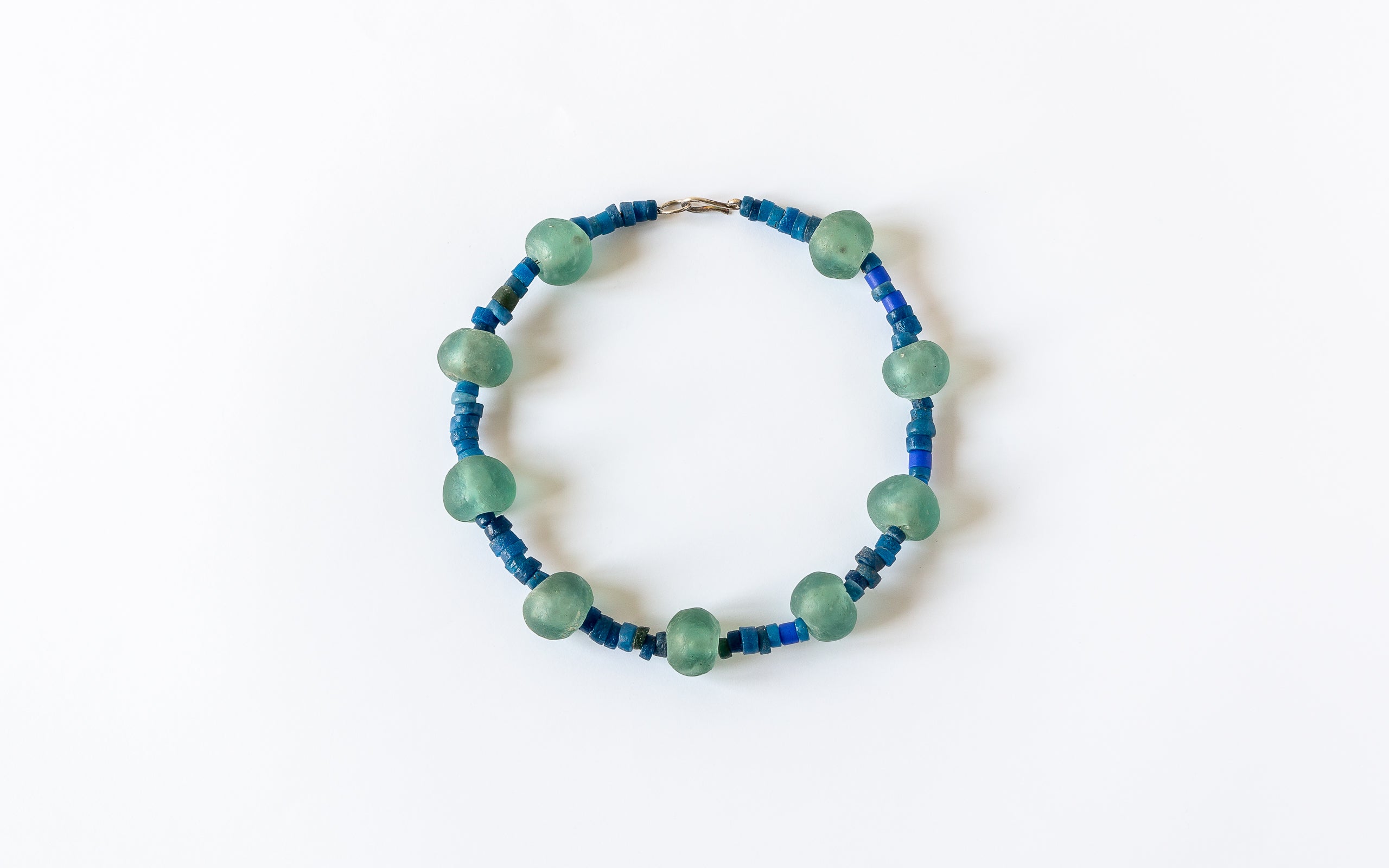 Halskette aus grossen blaugrünen Glasflusskugeln mit blauen Glasperlen kombiniert.