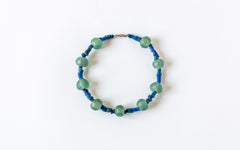 Halskette aus grossen blaugrünen Glasflusskugeln mit blauen Glasperlen kombiniert.