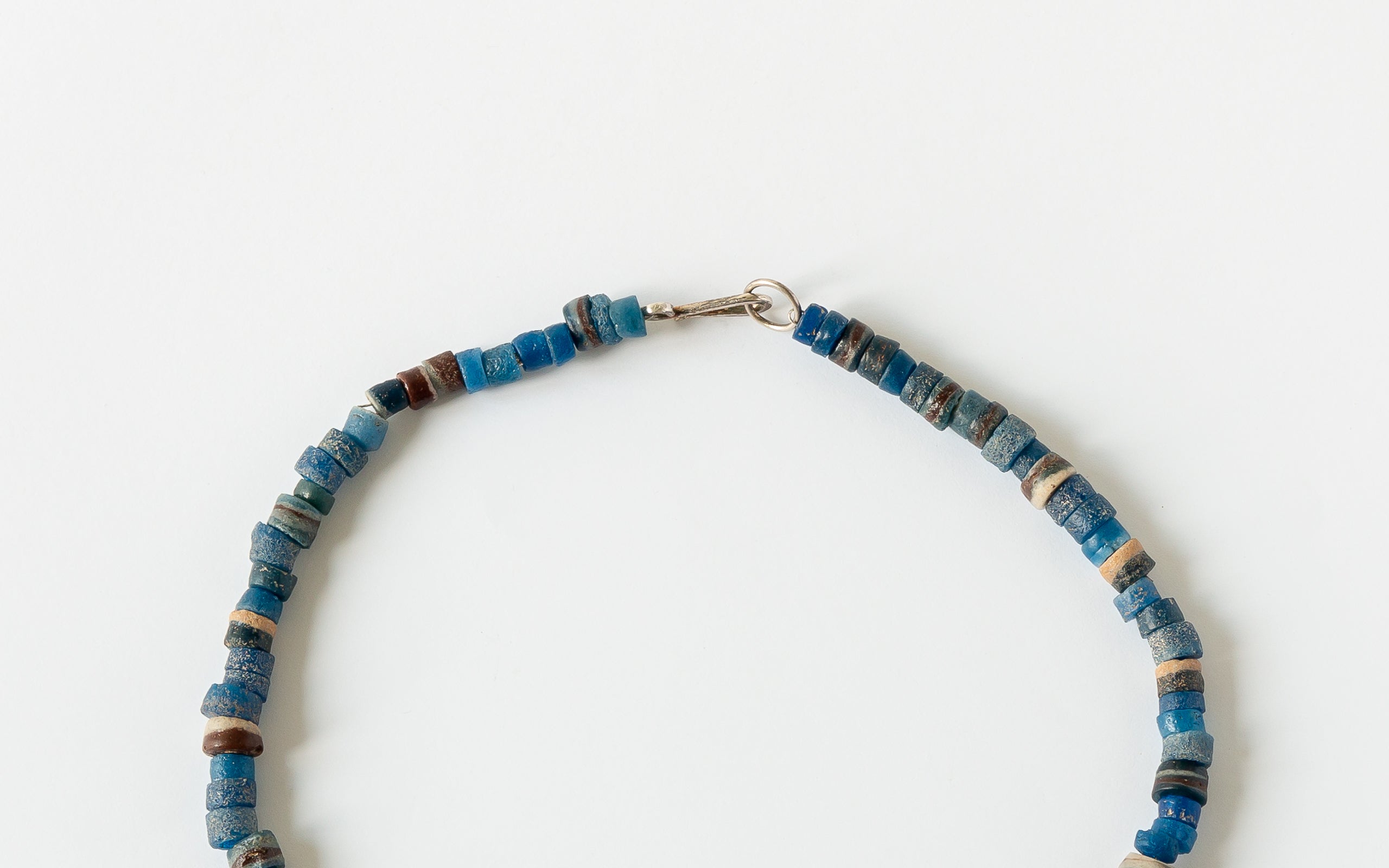 Halskette aus alten Ashanti Perlen in Blautönen  Detail Silberhakenverschluss.