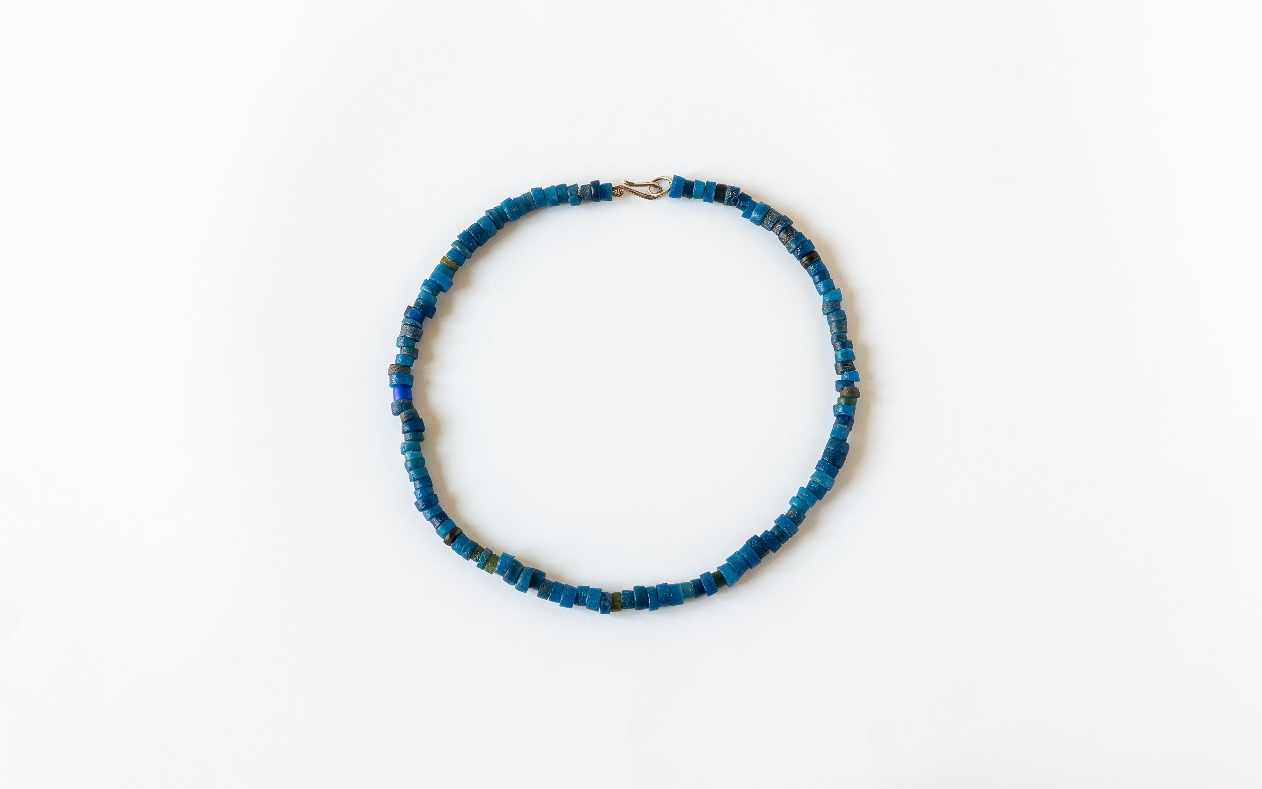 Halskette mit blauen Ashanti Perlen und Silberverschluss