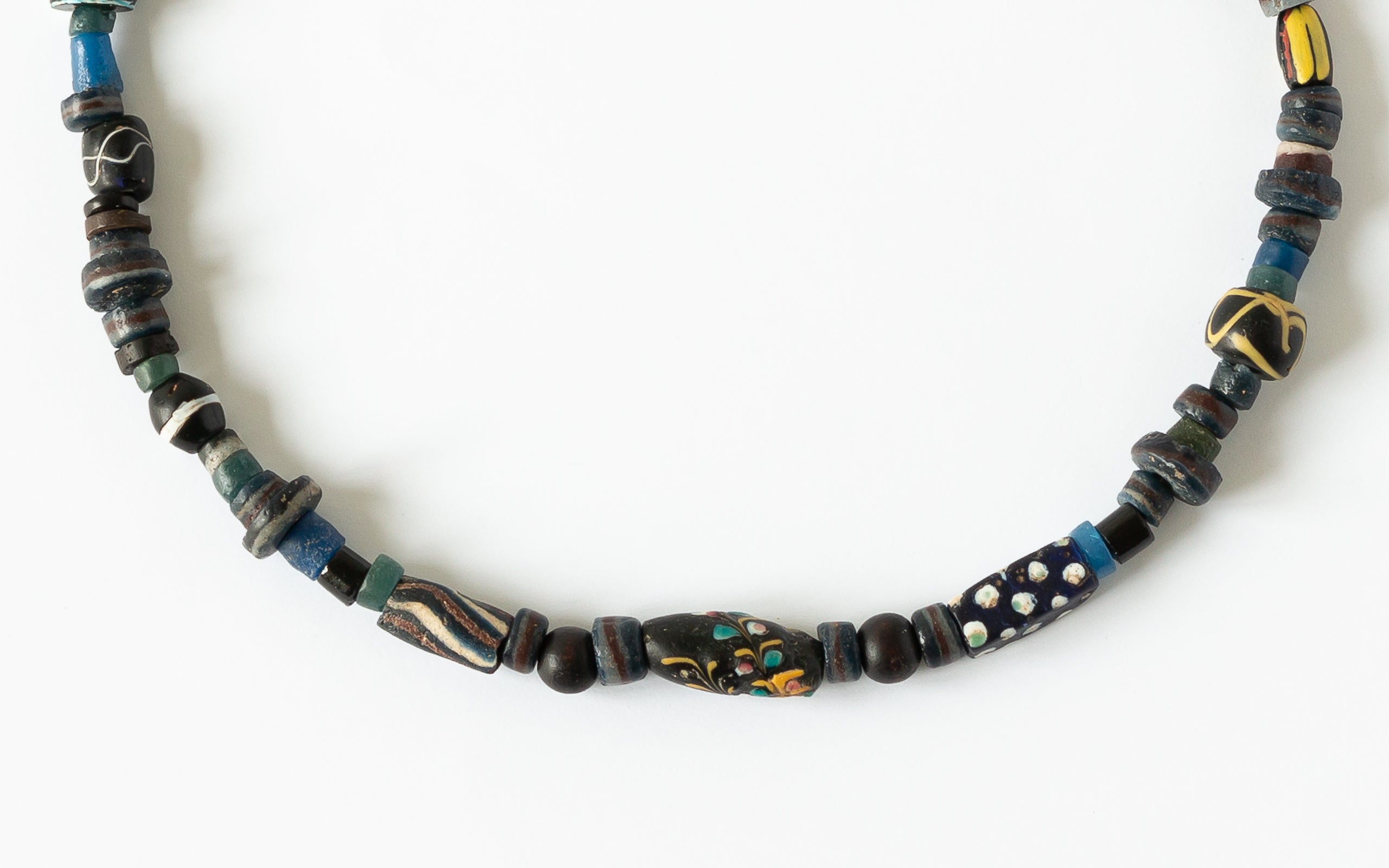 Details von Halskette mti antiken Handelsperlen.