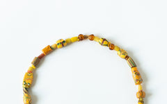 Detail von Halskette mit Ashanti Handelsperlen.