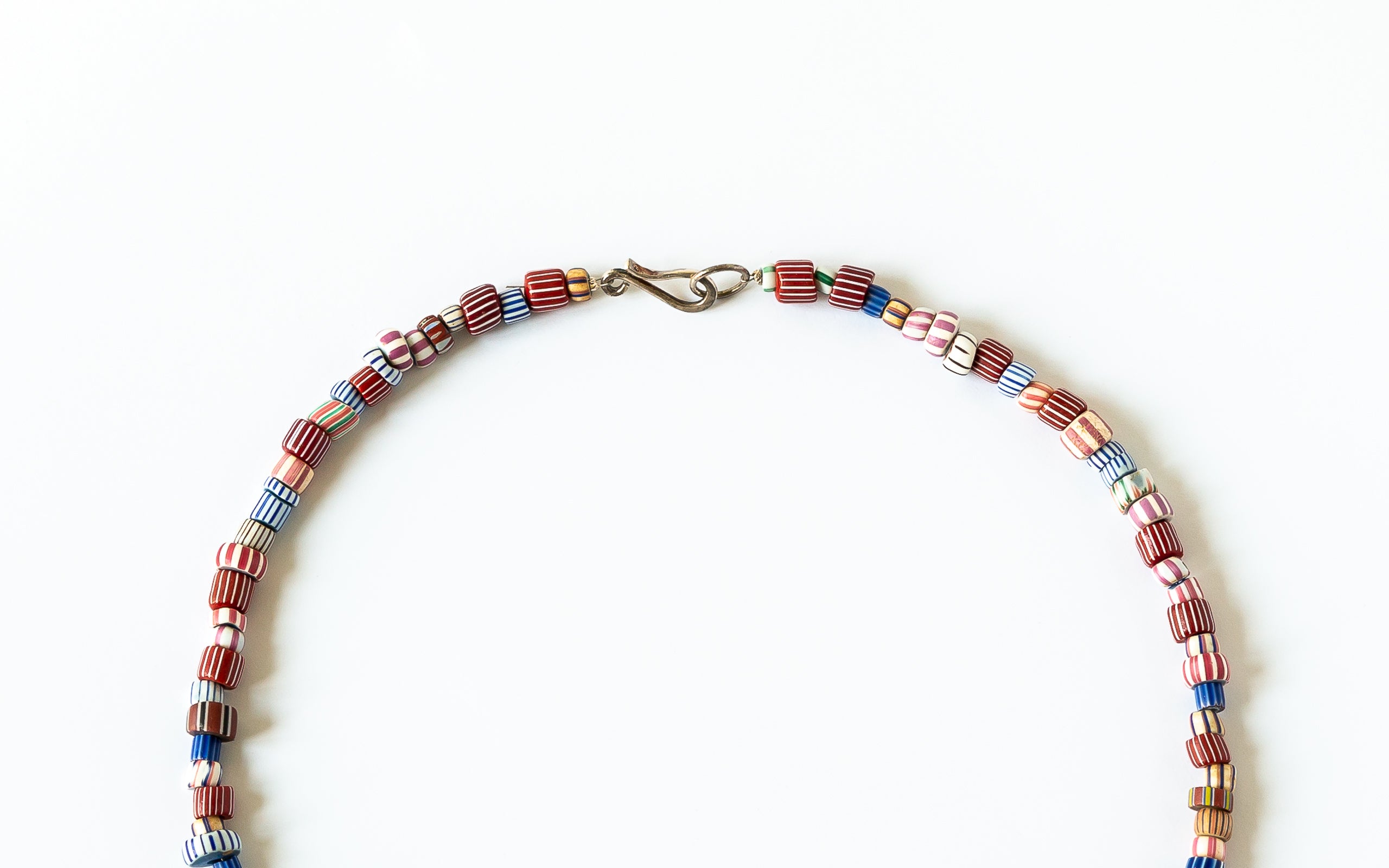 Detail mit Silberhakenverschluss von Halskette mit alten Trade Bead Perlen.