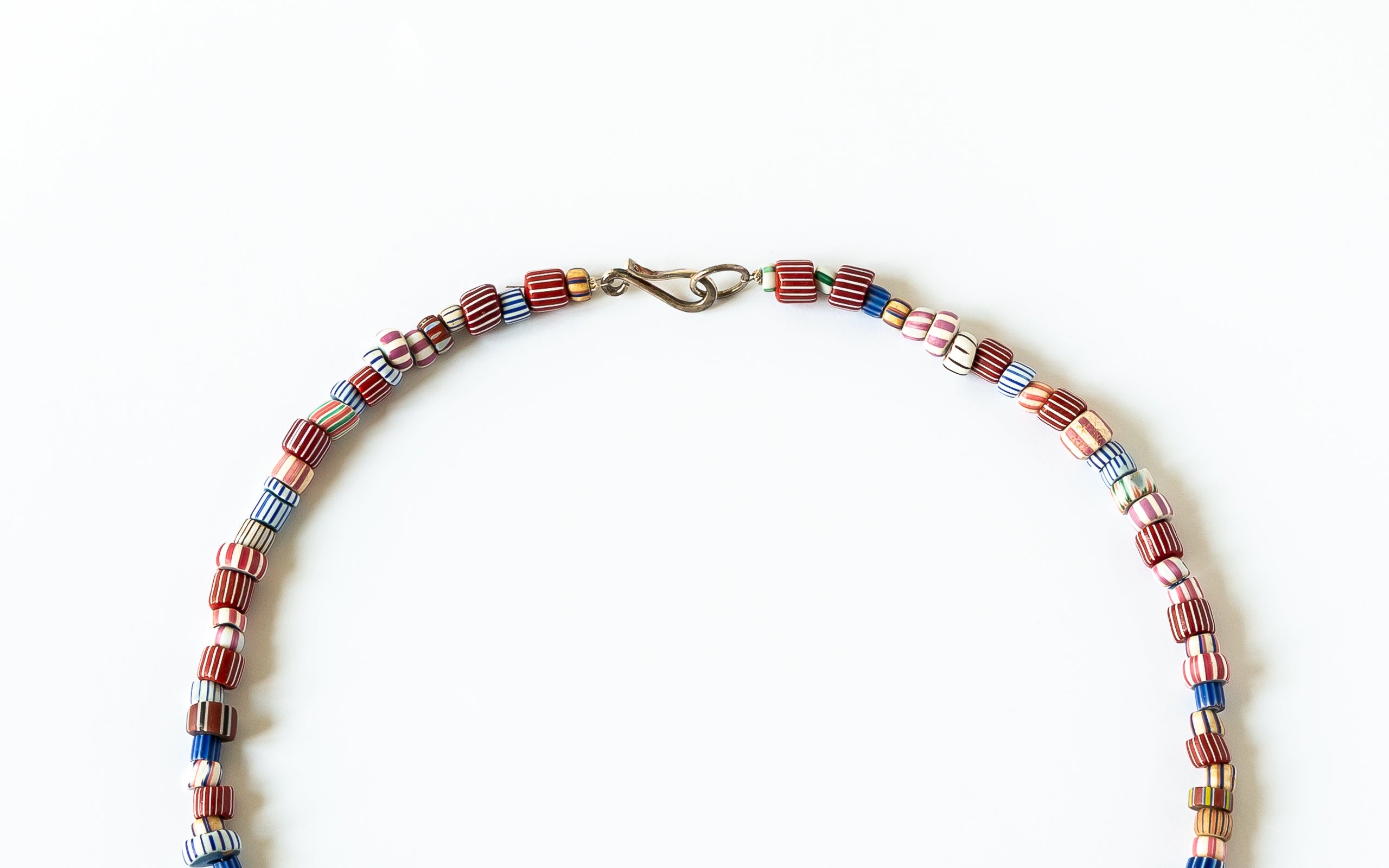 Detail mit Silberhakenverschluss von Halskette mit alten Trade Bead Perlen.