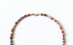 Detail mit Silberhakenverschluss von Halskette mit alten Trade Bead Perlen.