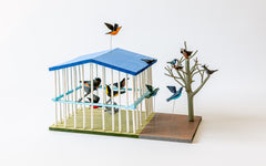 Vogelhaus: Bemalte Holzarbeit, weitere Sicht von oben