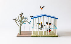 Vogelhaus: Bemalte Holzarbeit, seitliche Sicht
