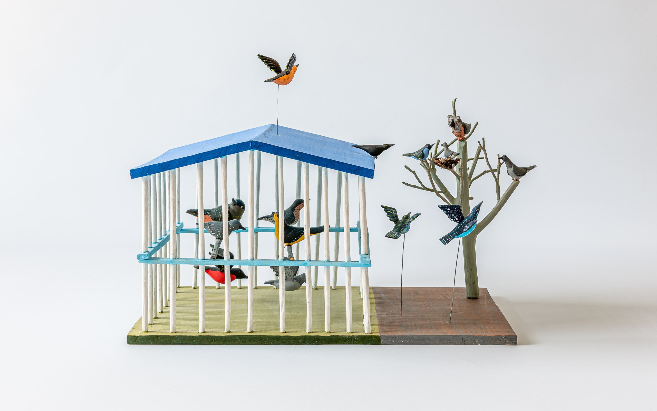 Vogelhaus: Szene mit Vogelhaus und Baum, mit Vögeln und einem Käuzchen Bemalte Holzarbeit von Oaxaca.