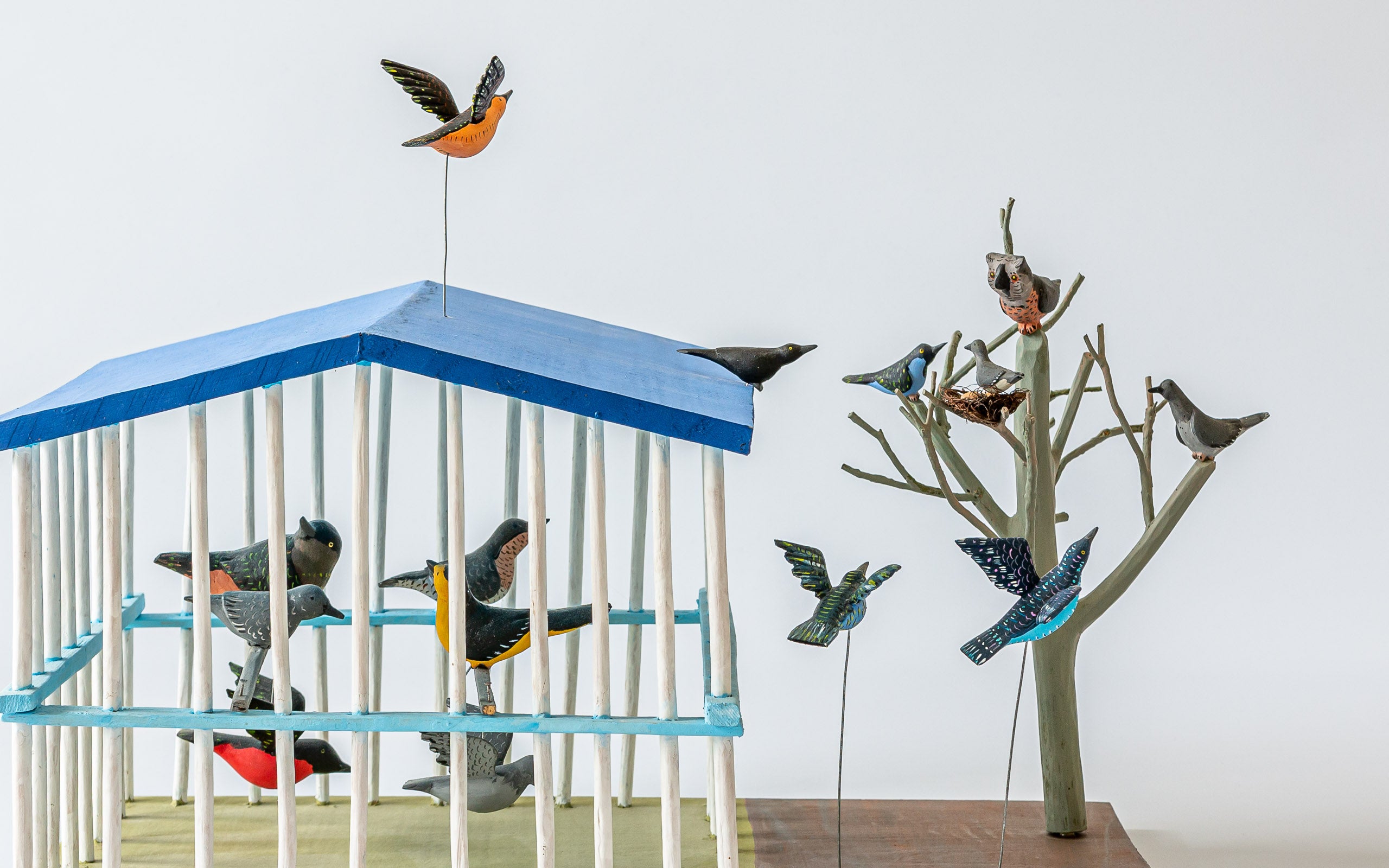 Vogelhaus: Bemalte Holzarbeit, Detail der Szene