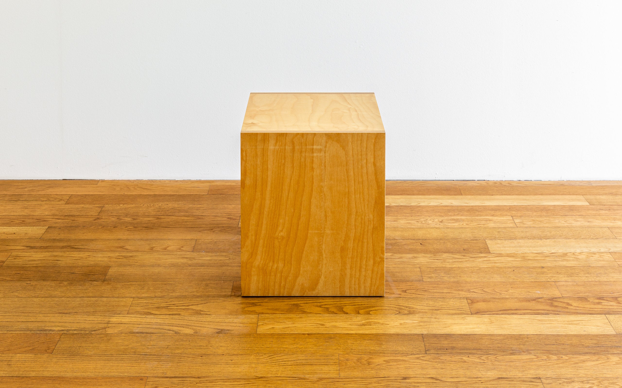 Hocker/Beistelltisch von Peter Wigglesworth in Seitenansicht.