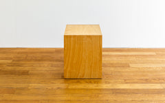 Hocker/Beistelltisch von Peter Wigglesworth in Seitenansicht.