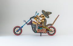 Motorrad mit bunten Mustern bemalt, der Fahrer ist eine männliche Catrina - am Día de Muertos.