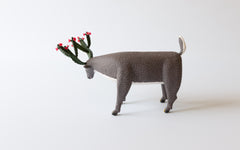 Holzschnitzerei bemalt, Hirsch mit einem Geweih aus Kaktus, der in Blüte steht.