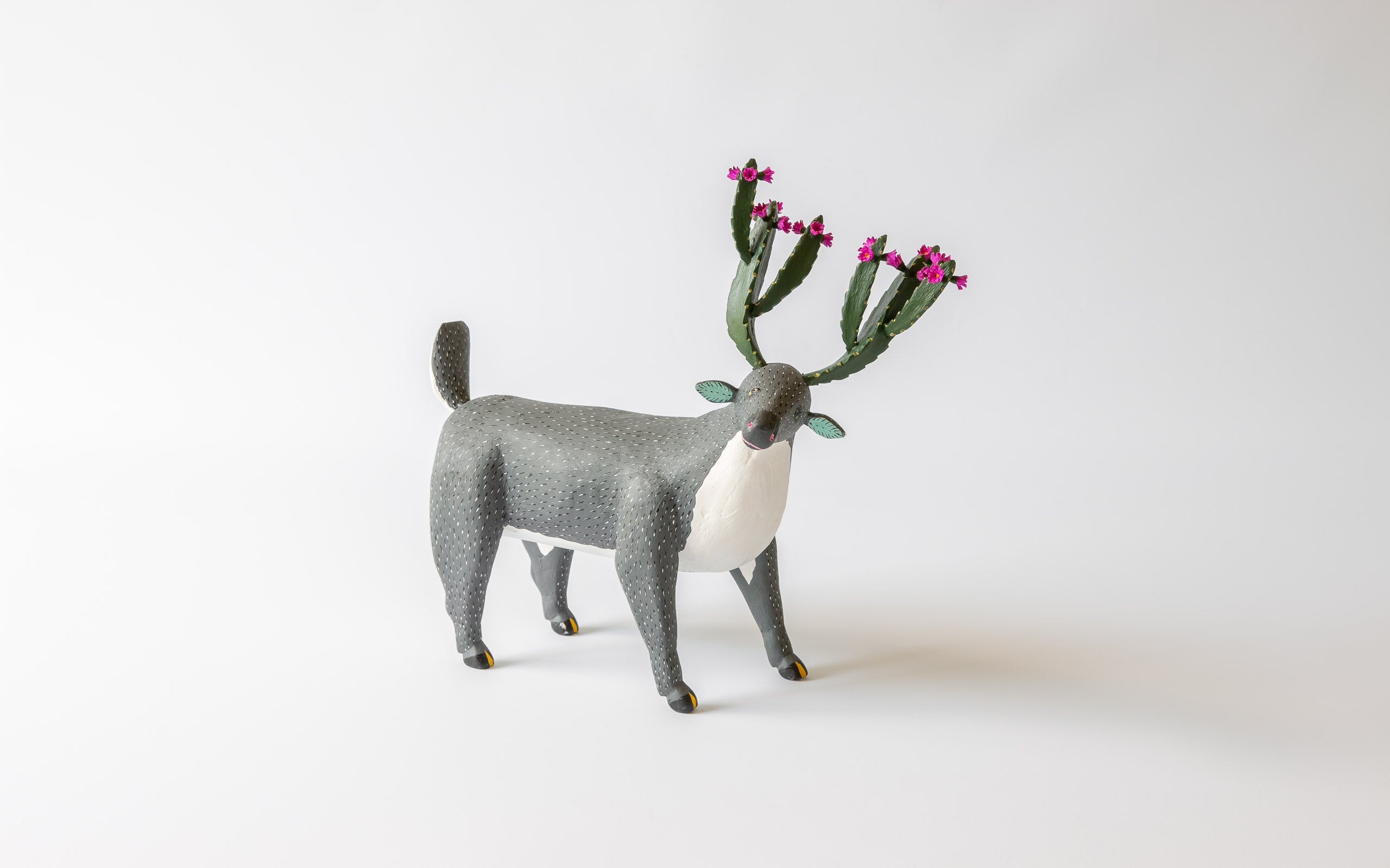 Hirsch mit Kaktus Geweh, Graues Fell, von Gabino Reyes Lopez