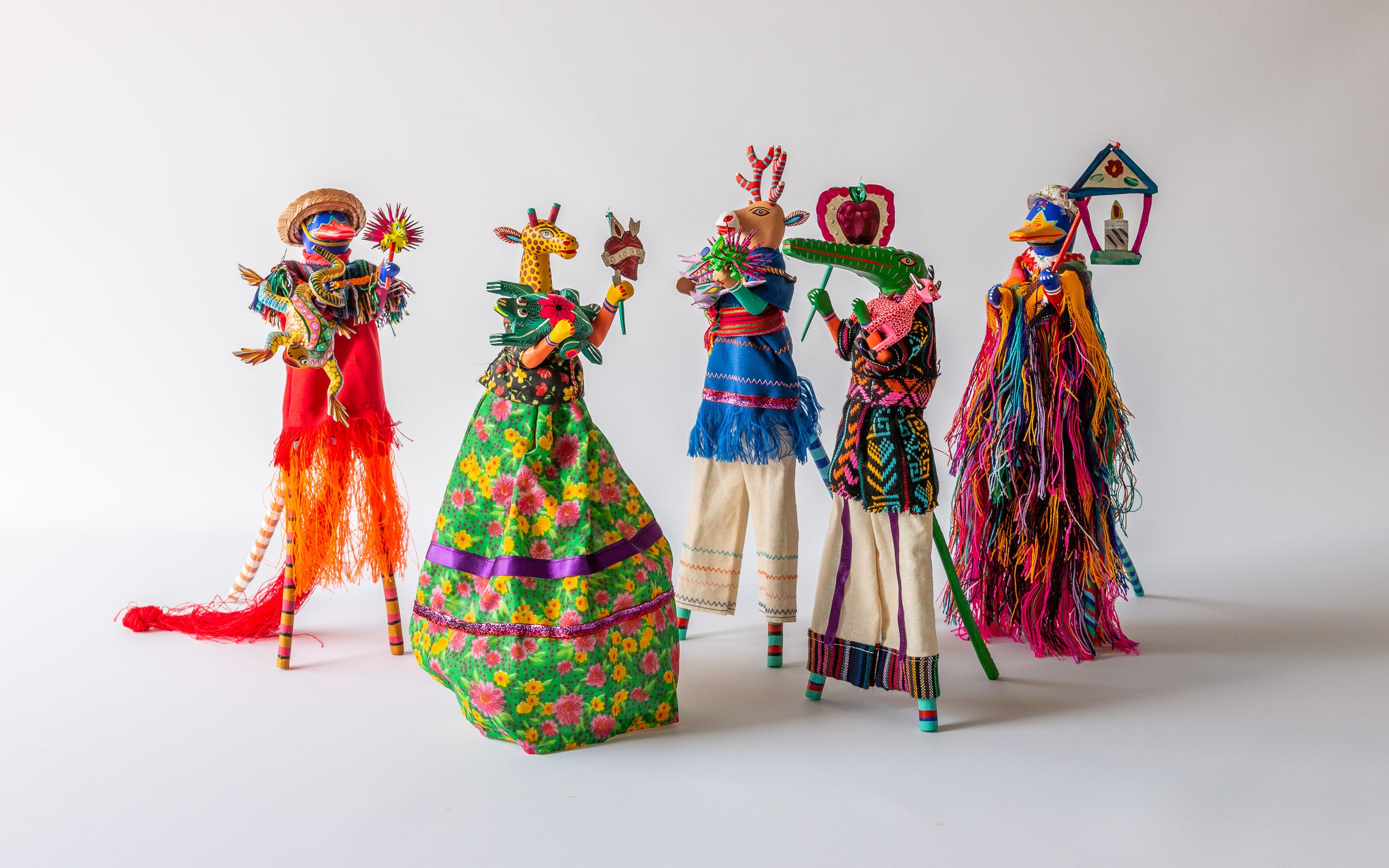 Fünf farbenfrohe Karneval Figuren auf Stelzen aus Oaxaca, Kunsthandwerk, weitere Ansicht