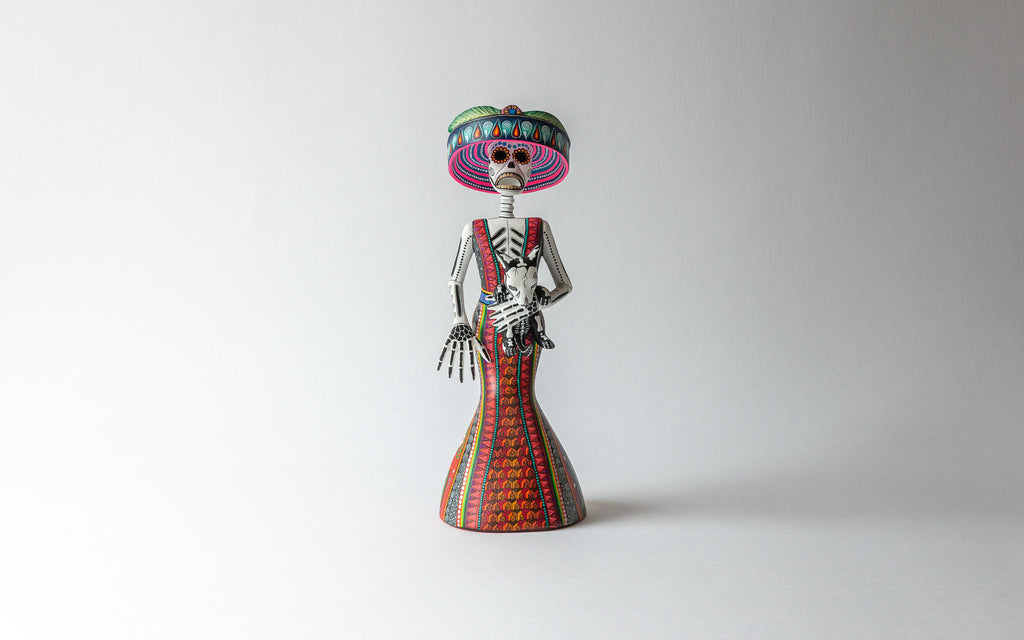 Catrina mit Hund: Bemalte Holzarbeit