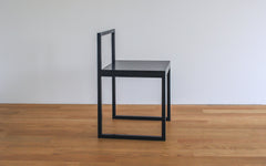 Seitensicht von 'Chair 64', schwarz, 1964 von AG Fronzoni entworfen.