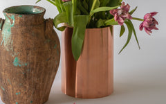 Aussergewöhnliche Vase in Kupfer, sichtbar ist unten das leicht angelaufene Kupfer, obschon die Vase neuwertig ist.