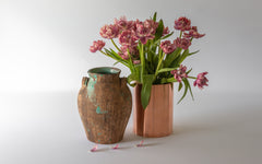 Vase in massivem Kupfer mit Blumen.