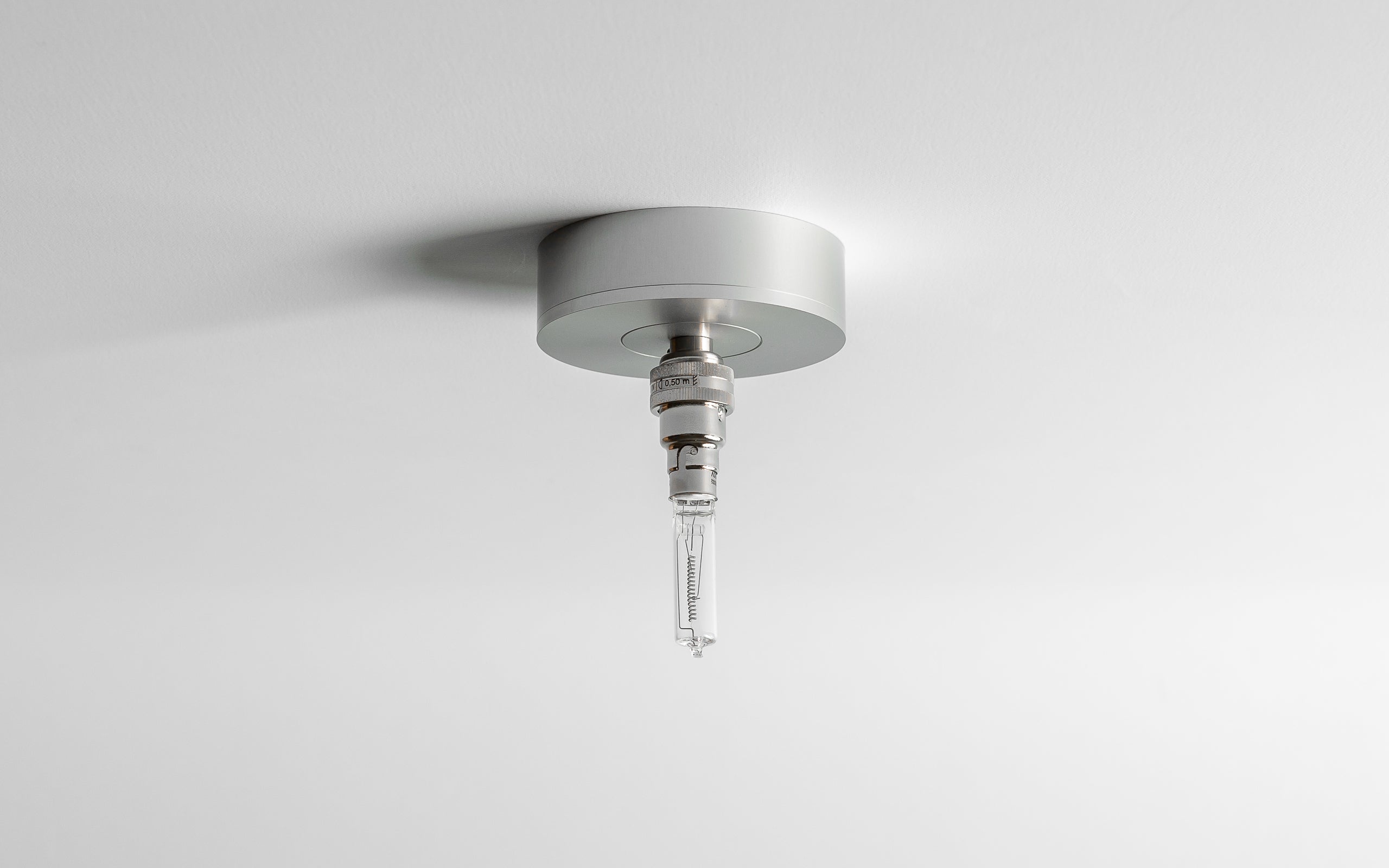 Aluminium Deckenleuchte mit Halogenleuchtmittel.