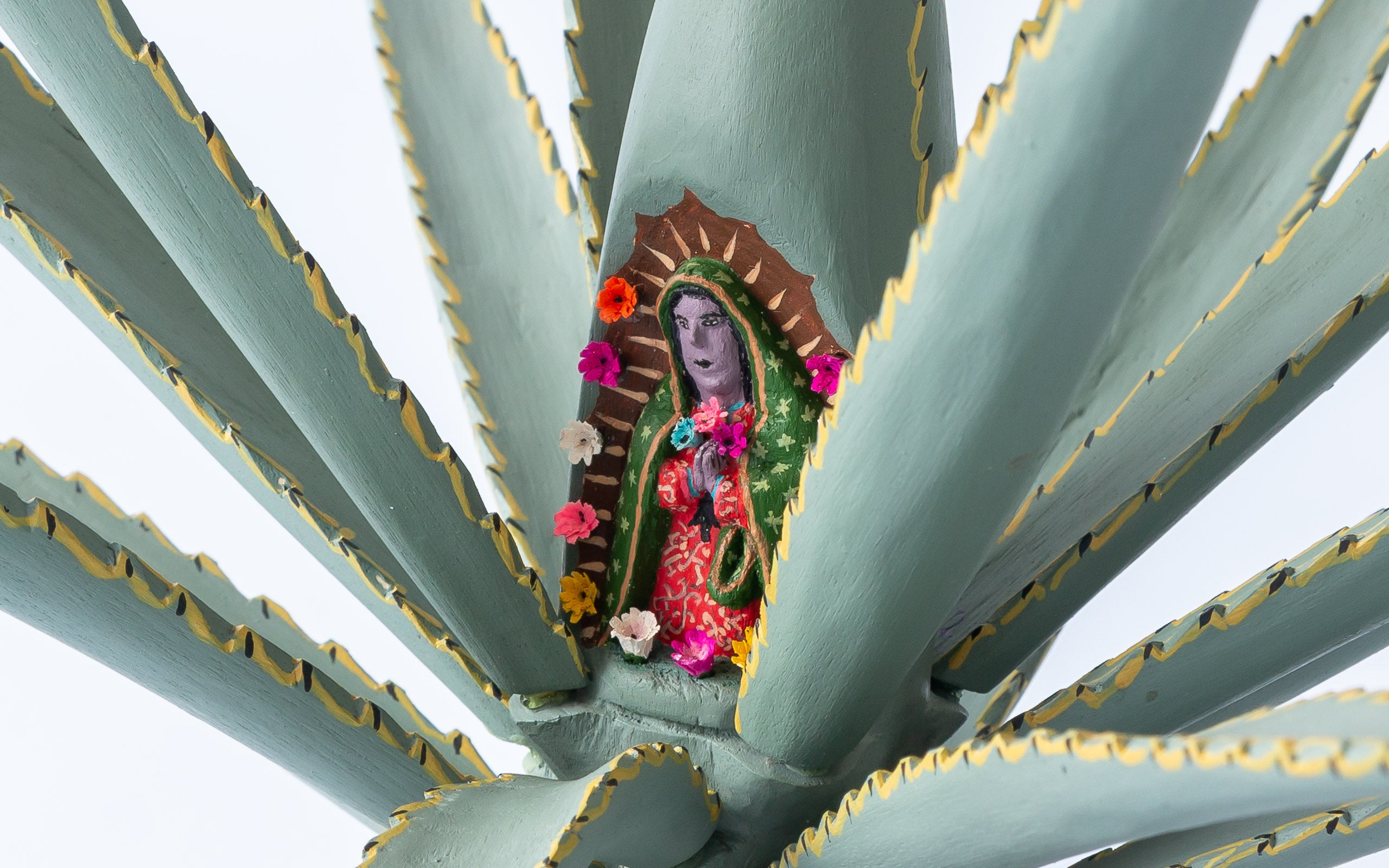Agave mit 'Virgen de Guadalupe': Bemalte Holzarbeit, Nahaufnahme der Madonna