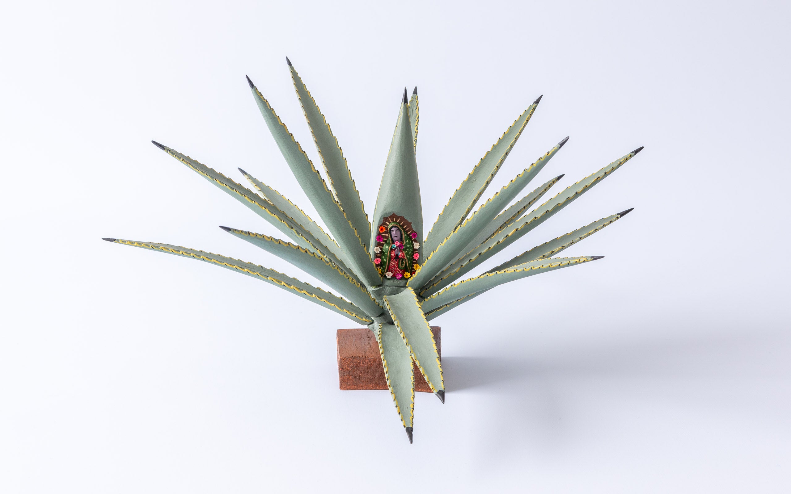 Agave mit 'Virgen de Guadalupe’- In der Mitte der naturgetreuen Agave ist eine winzige Madonna, die von Blumen umrandet ist.
