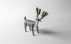 Hirsch mit Kaktus-Geweih, das Geweih hat rosa Blüten, der Hirsch ist grau, Kunsthandwerk aus Oaxaca.