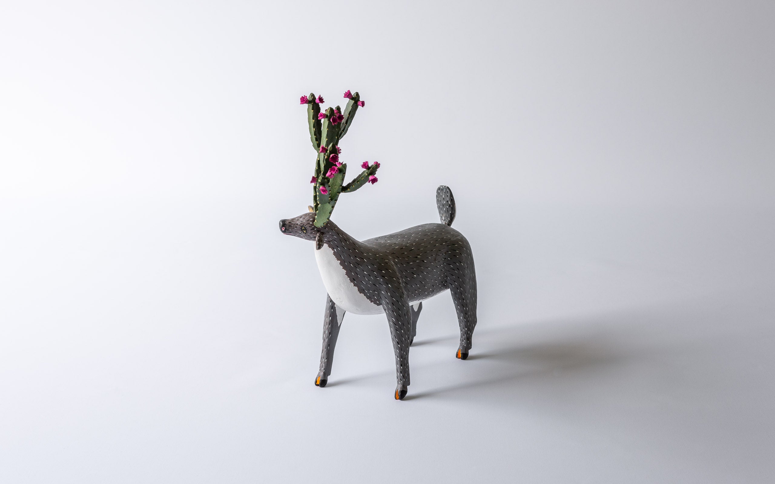 Hirsch mit Kaktus-Geweih, grau, Kunsthandwerk aus Oaxaca, geschnitzt von Gabino Reyes Lopez.