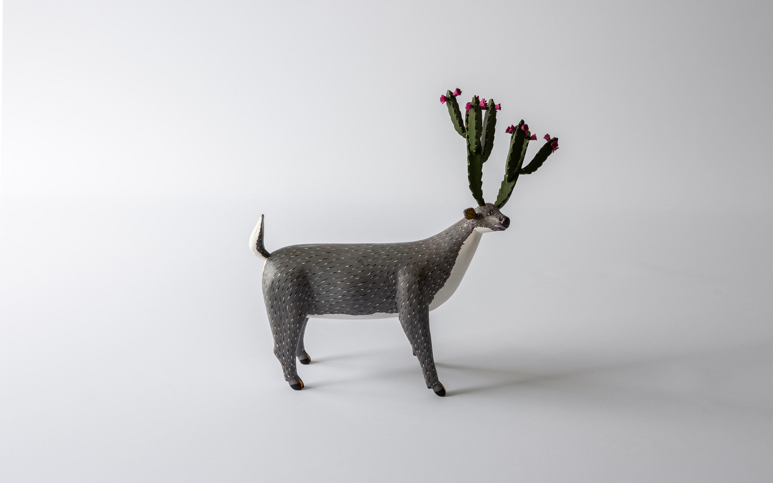 Grau bemalter Hirsch mit Kaktus-Geweih, Kunsthandwerk aus Oaxaca, seitliche Sicht