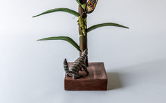 Lauerndes Tier am Fusse der Maispflanze, Bemalte Holzarbeit von Gabino Reyes Lopez, Oaxaca