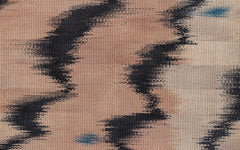 Detail von handgewobenem Teppich mit Ikat Technik Färbung.