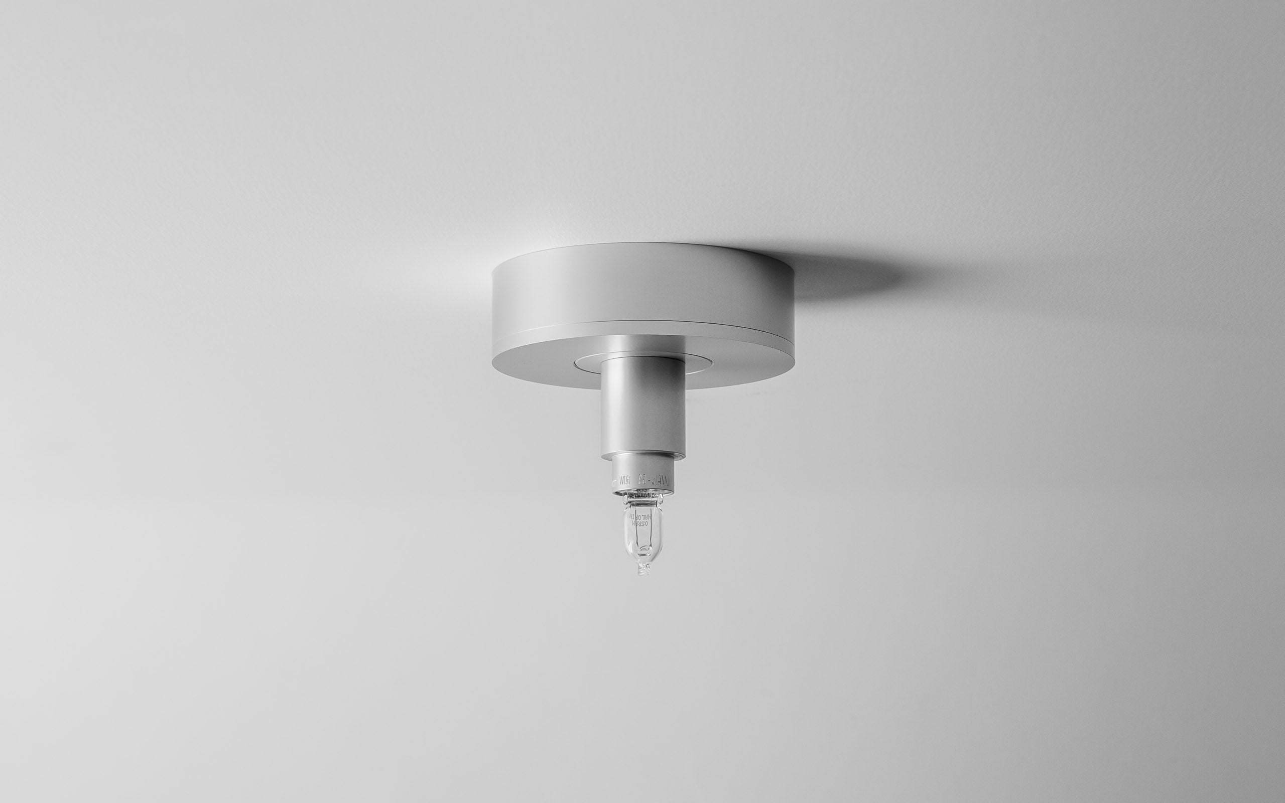Deckenleuchte in eloxiertem Aluminium mit G9 Halogen Leuchtmittel und Raum für Klemme für Kabelverbindungen. (108)