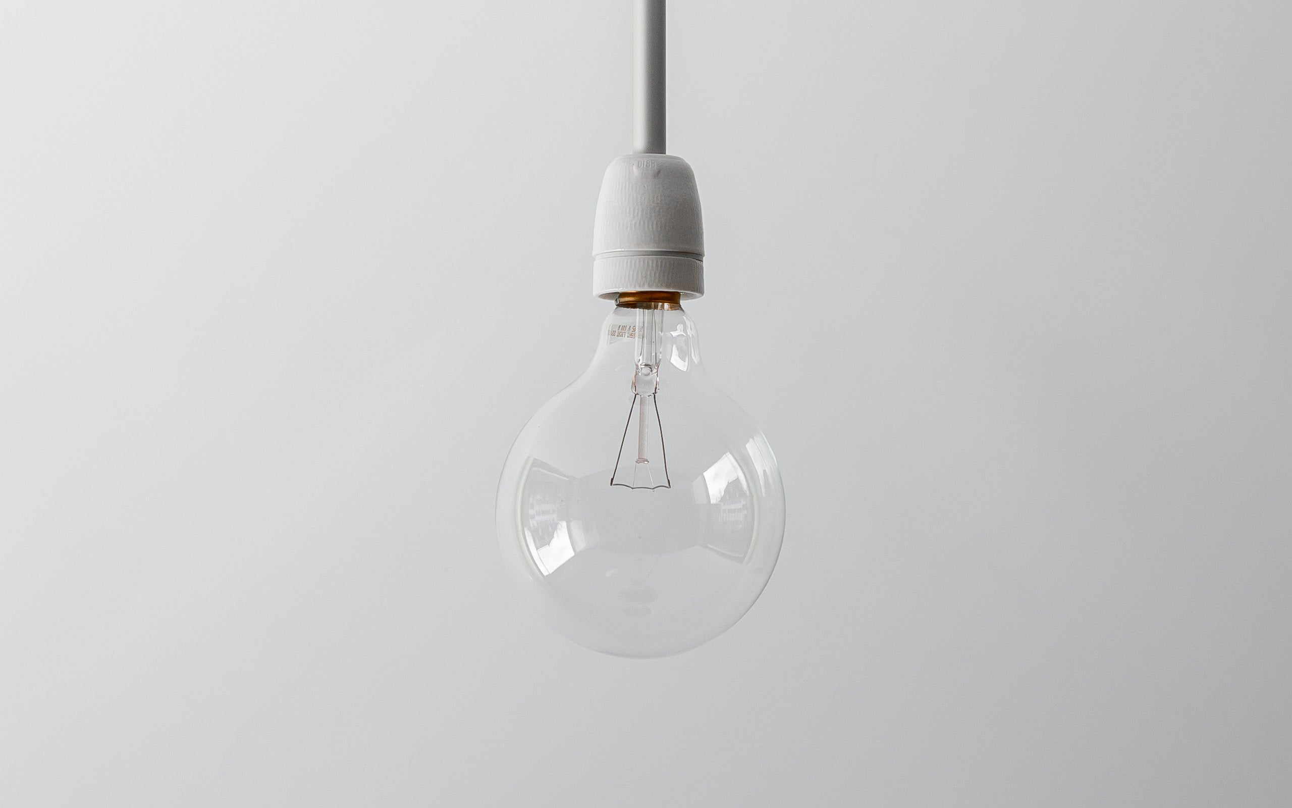 L4/Alu-1 Hängeleuchte für E27 LED Leuchtmittel, Detail weisse Keramikfassung, Beispiel für E27 Leuchtmittel.