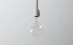 L4/Alu-1 Hängeleuchte für E27 LED Leuchtmittel, Detail weisse Keramikfassung, Beispiel für E27 Leuchtmittel.