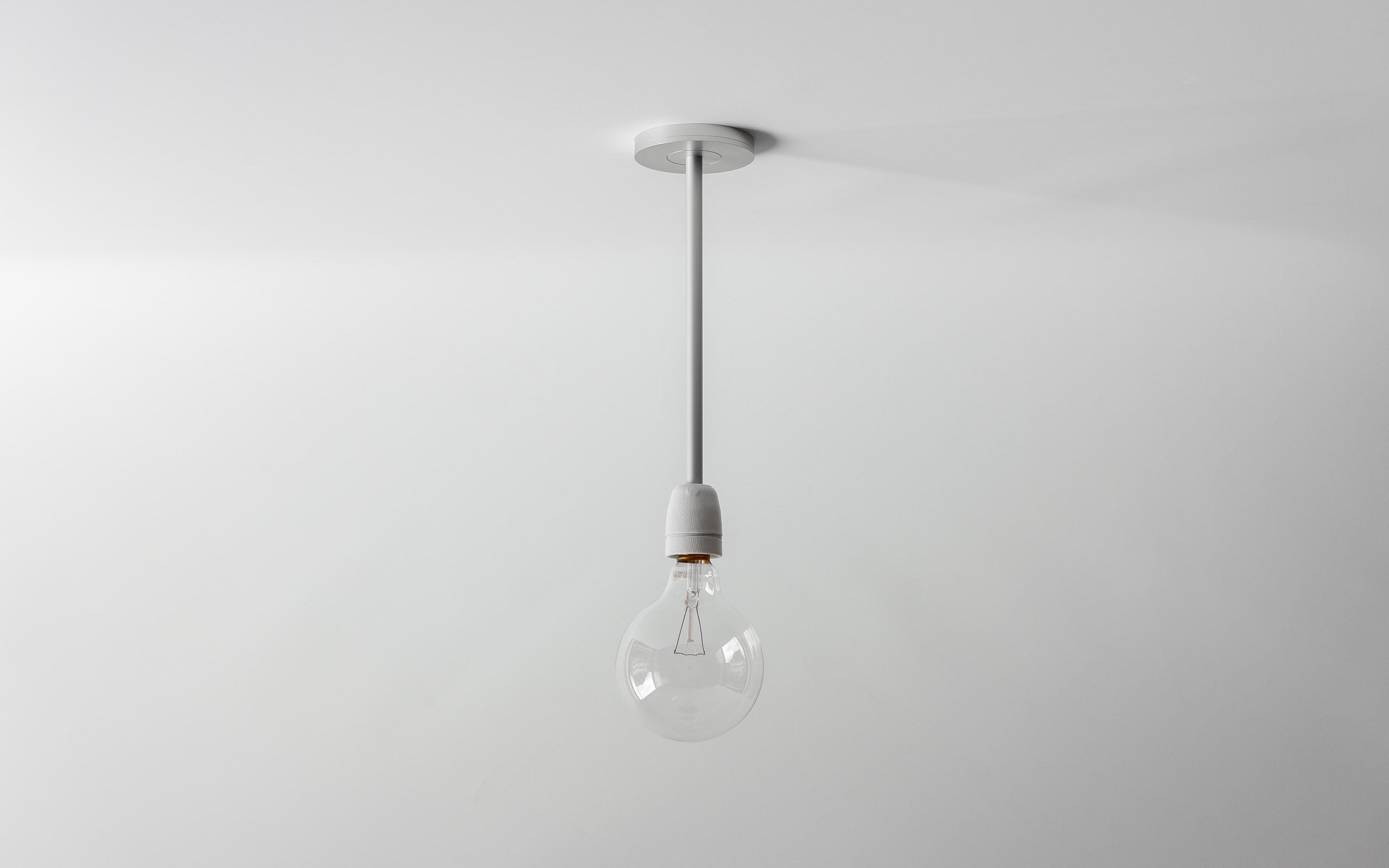 L4/Alu-1 Hängeleuchte für E27 LED Leuchtmittel, Aluminium eloxiert mit weisser Keramikfassung.