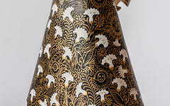 Unsere Dame von Guadalupe: Detail vom goldgewirktem Kleid mit Tauben, Blumen, Blättern und weissen Lilien.