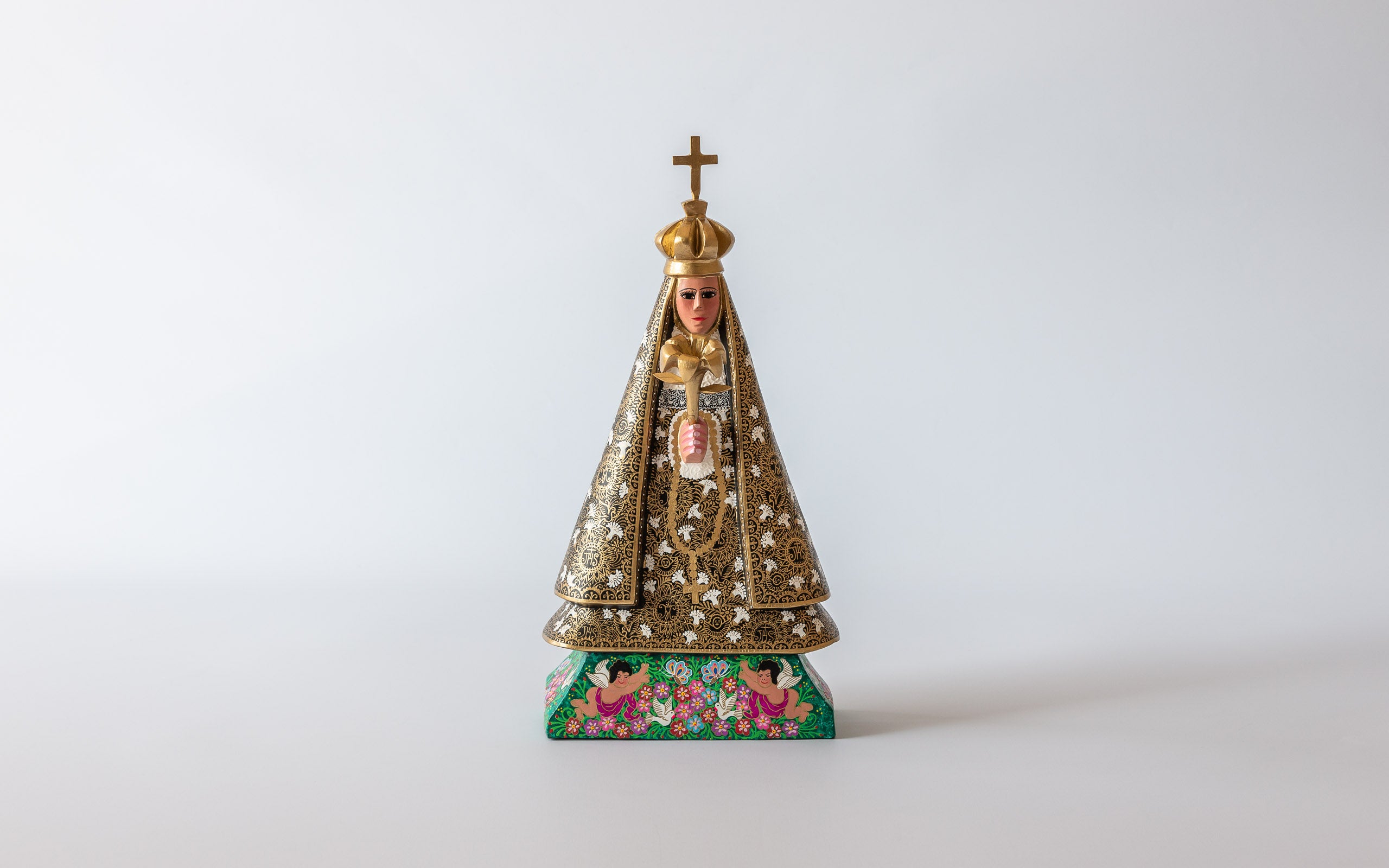 Unsere Dame von Guadalupe: Frontal, in goldenem Gewand auf Blumenwiese stehend, Kunsthandwerk von Oaxaca.