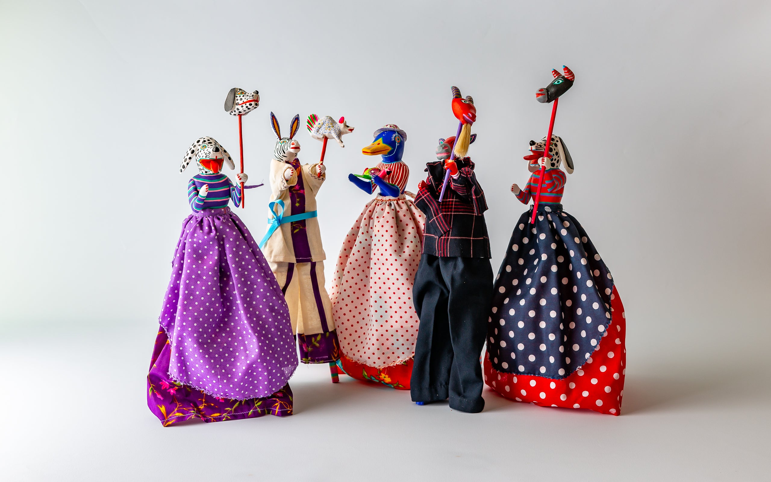 Karneval Figuren in farbigen Kleidern auf Stelzen , wie die Karneval Teilnehmer in Oaxaca. Doch die Figuren hier sind Tiere.