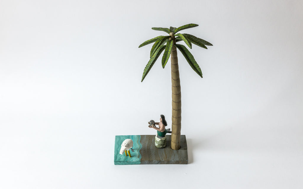 Meerjungfrau unter Palme: Bemalte Holzarbeit