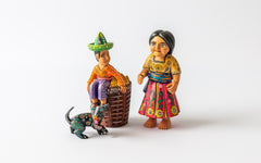 Ochsenkarren: Nahaufnahme von Knabe, Hund und Bäuerin in traditionellem Gewand, Kunsthandwerk aus Oaxaca