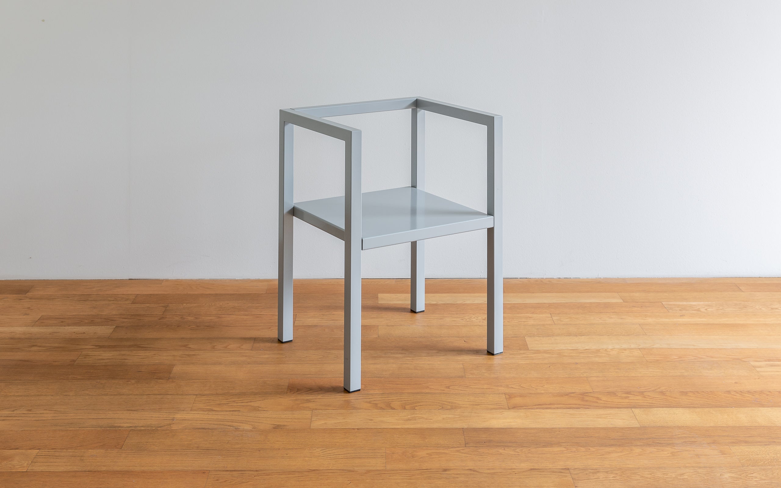 Metall Armslehntuhl, grau gespritzt, Design Peter Wigglesworth