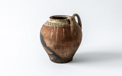 Bohnenschmortopf mit Ranke, Süditalienische Keramik aus Apulien