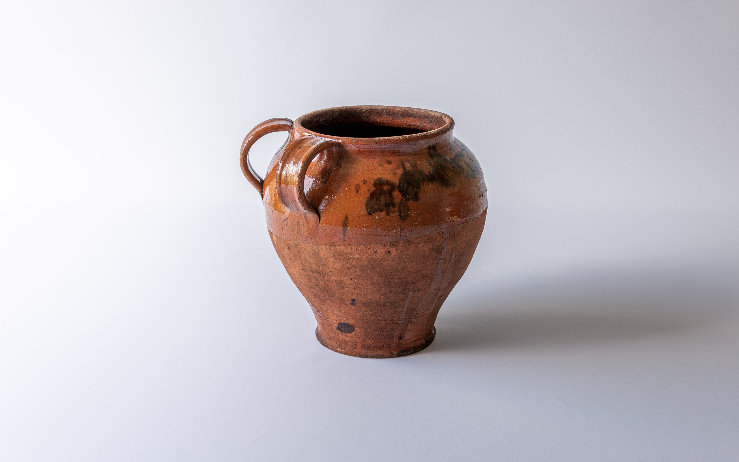 Bohnenschmortopf mit honigfarbener Glasur, Süditalienische Keramik