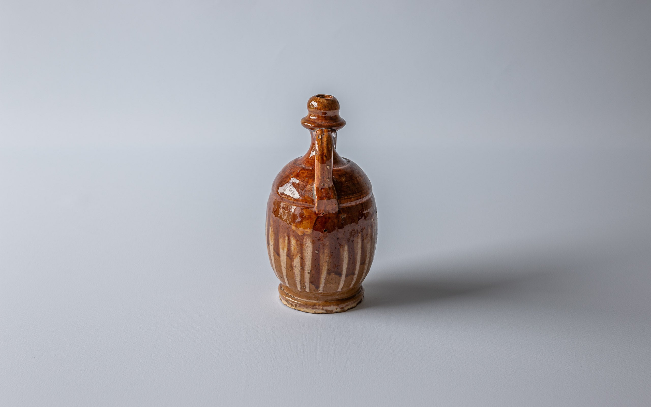 Kleines Oelgefäss mit zwei Henkeln und Strahlendekor Süditalienische Keramik