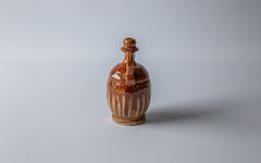 Kleines Oelgefäss mit zwei Henkeln und Strahlendekor Süditalienische Keramik