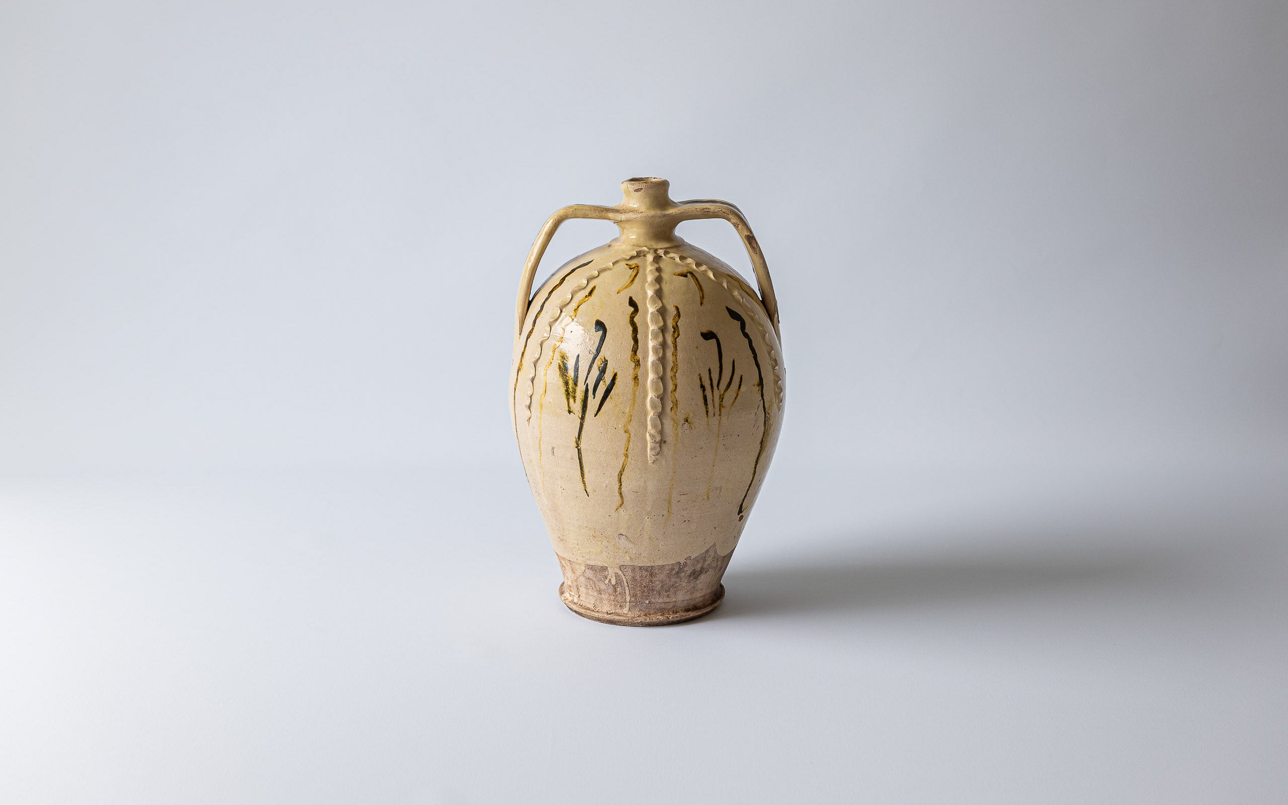 Hell glasierte Flasche. Süditalienische Keramik aus Kalabrien