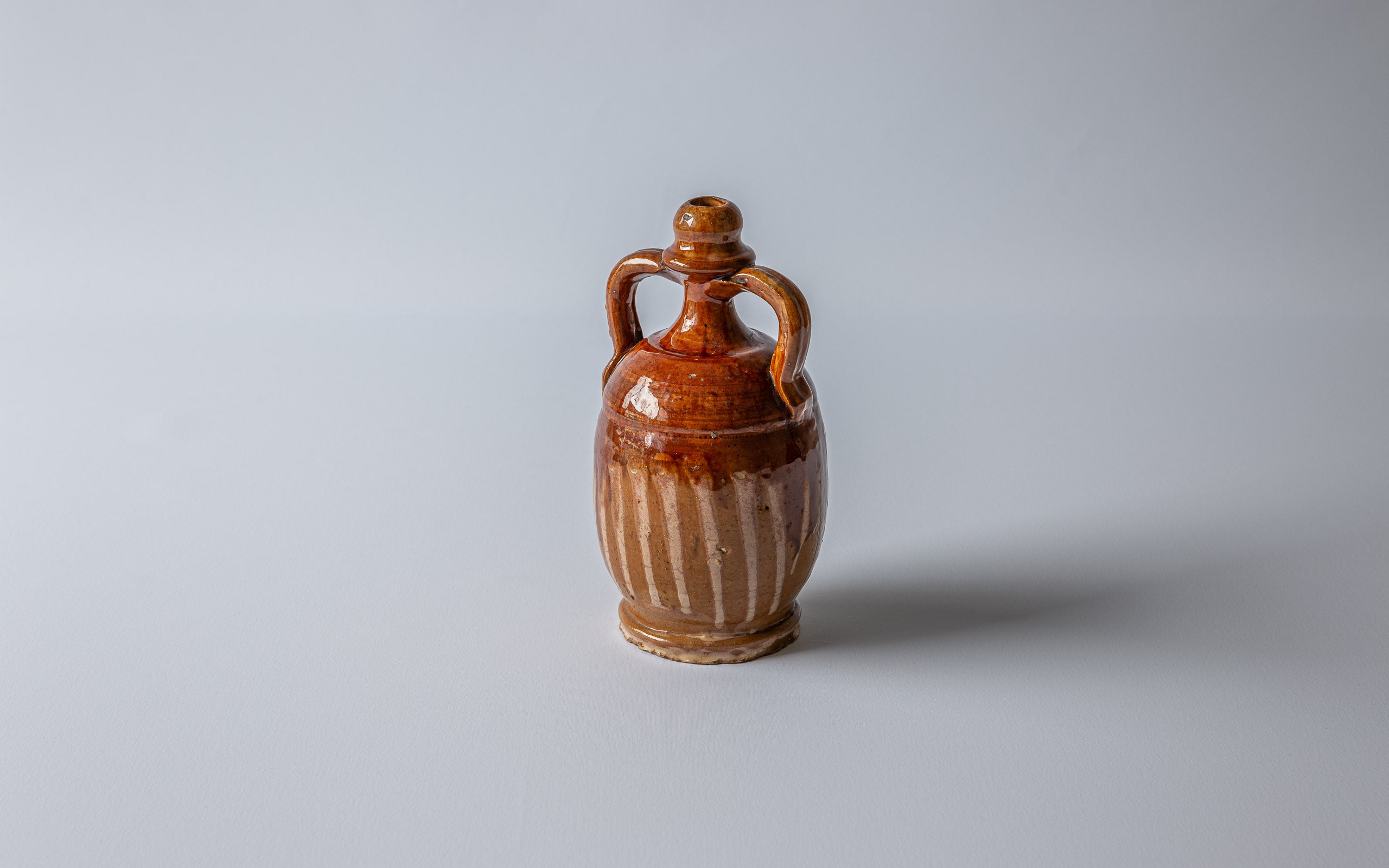 Kleines Oelgefäss mit honigfarbener teilweiser Glasur,  Süditalienische Keramik