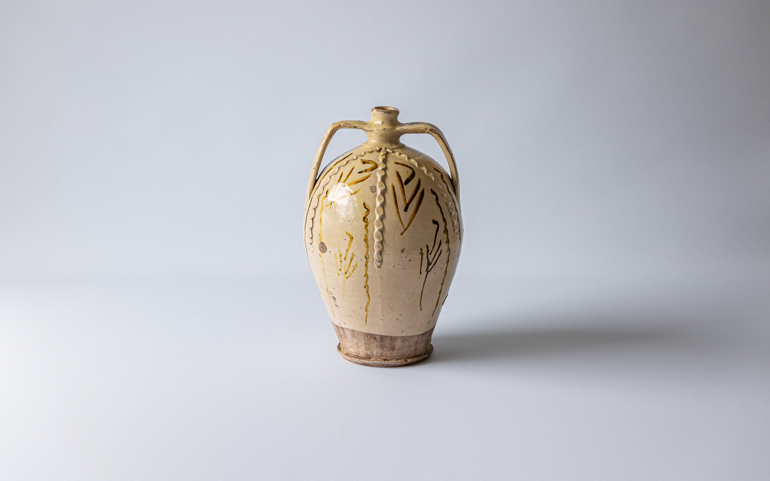 Flasche mit heller Glasur, Süditalienische Keramik aus Kalabrien